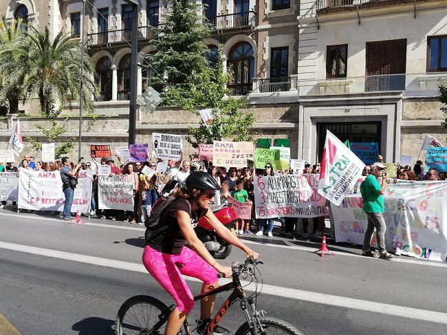 Este martes los padres y madres, apoyados por sindicatos, docentes y otros centros, se concentraron ante Educación.