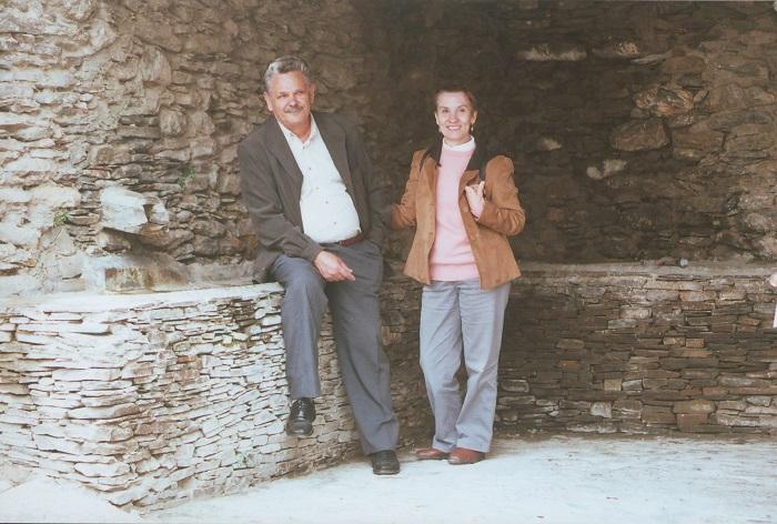 Ramón Sánchez Silva y Mercedes Liranzo Hernández, en algunas calles de Trevélez en 2006 cuando realizaron una visita con Alfonso Martínez Foronda para documentación de la Fundación de Estudios Sindicales y Cooperación de CCOO de Andalucía. 