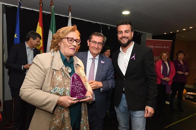 El presidene de la Diputación y el alcalde de Moclín junto a una de las mujeres reconocidas este 8M.