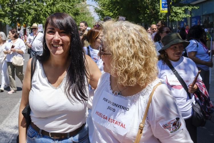 Inma Manzao, junto a una de las trabajdoras en la manifestación del domingo. 