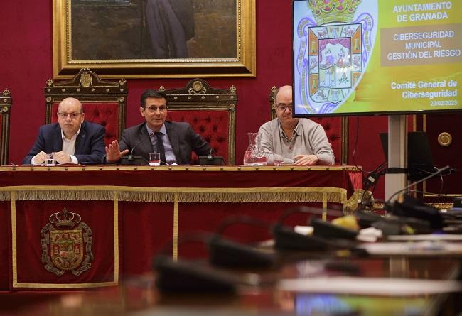 El alcalde, junto al concejal Francisco Herrera y el secretario municipal, este jueves.