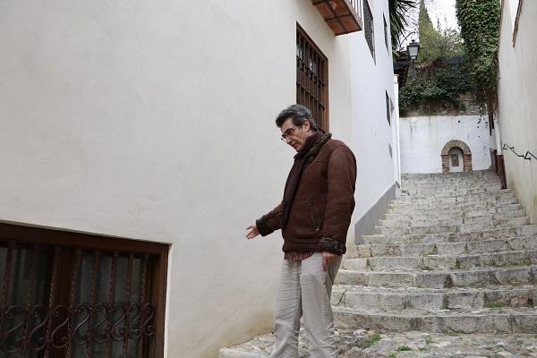 Antonio Cambril señala el lugar donde estaba la entrada a la vivienda Antonio Cambril señala el lugar donde estaba la entrada a la vivienda.