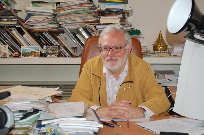 Fotografía de Joaquín Bosque Sendra, en su despacho de la Universidad de Alcalá de Henares en abril de 2007.