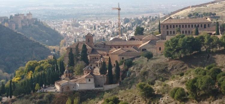 Abadía del Sacromonte, con el edificio que se quiere convertir en hotel arriba a la derecha.