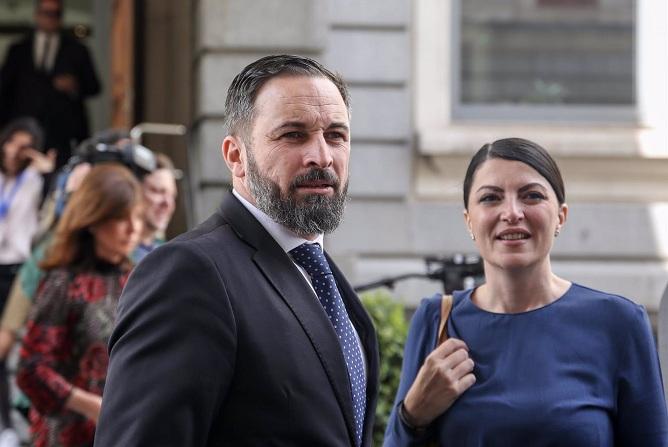 Santiago Abascal, junto a Macarena Olona. 