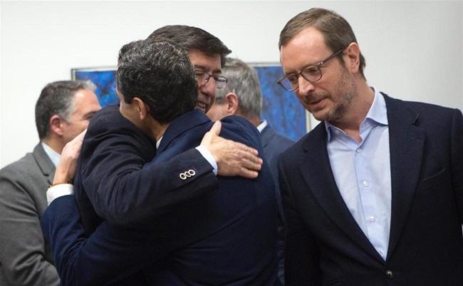 Juan Manuel Moreno y Juan Marín se abrazan en presencia de Javier Maroto. Juan Manuel Moreno y Juan Marín se abrazan en presencia de Javier Maroto.