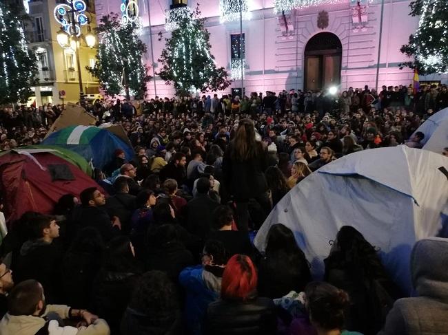 Multitudinaria acampada este tarde en el corazón de Granada.