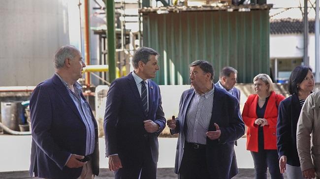 El delegado del Gobierno en su visita a Aceites Sierra Sur en Pinos Puente. 