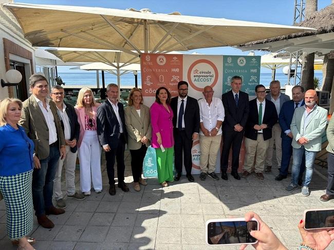 Carmen Crespo con representantes del PP y Aecost.