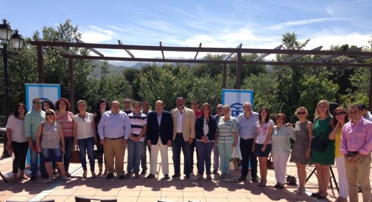 Sebastián Pérez con representantes del PP, hoy, en Dílar.