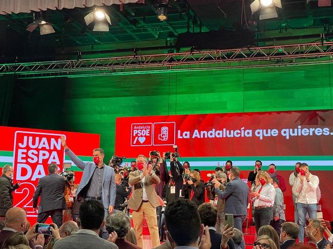 Pedro Sánchez y Juan Espadas al inicio del acto que se celebra en Granada. 