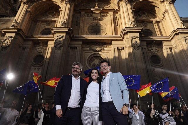 Inés Arrimadas con Fran Hervías y Luis Salvador en un acto electoral en Granada.