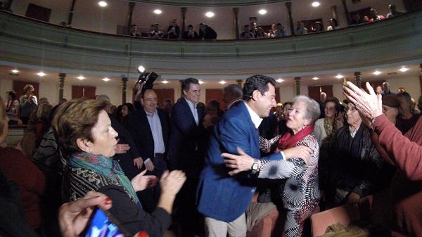 Juan Manuel Moreno, a su entrada en el acto celebrado en Motril.