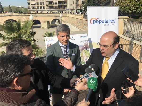 Sebastián Pérez explicando su proyecto a los periodistas.