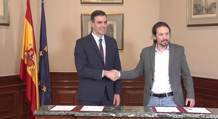 Pedro Sánchez y Pablo Iglesias al firmar el preacuerdo del Gobierno de coalición.