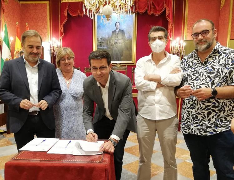 De izquierda a derecha, Jacobo Calvo, Ana Muñoz, Francisco Cuenca, Antonio Cambril y Francisco Puentedura. El alcalde firma el acuerdo entre PSOE y Unidas Podemos que garantiza el presupuesto municipal.