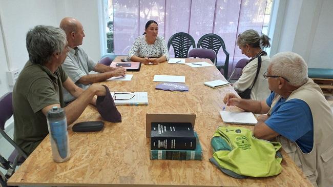 Alejandra Durán y representantes de los colectivos, durante la reunión.