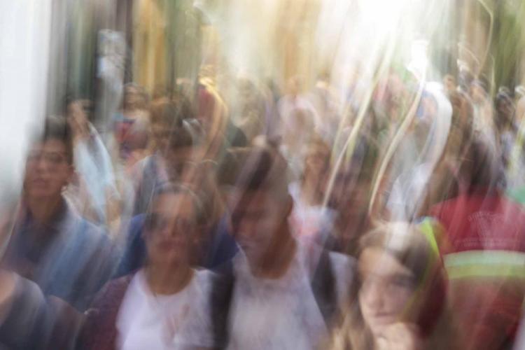 Paseantes por la calle Mesones de Granada. Es la hora de la ciudadanía.