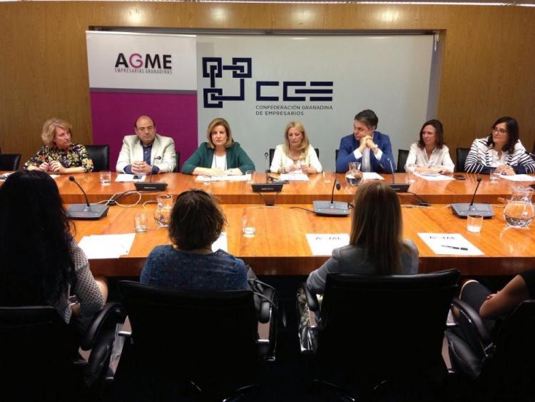 La ministra con los candidatos del PP en la reunión con las mujeres empresarias.