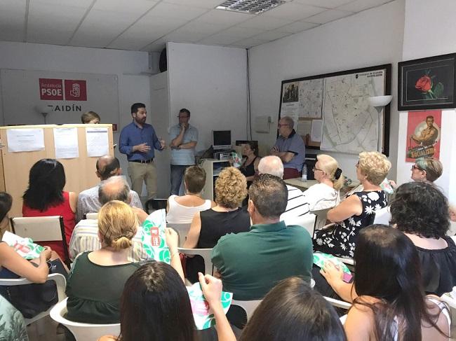 Noel López,con militantes en la sede del PSOE del Zaidín.