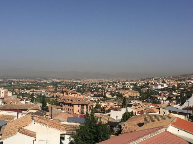 Nube de contaminación sobre el cielo de Granada.