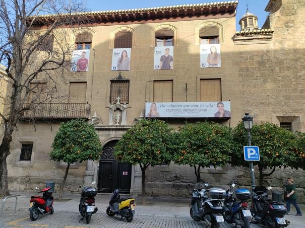 Carteles colgados en el edificio del Colegio Mayor San Bartolomé.