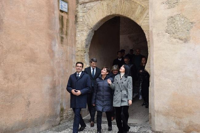 La ministra, junto al alcalde y la subdelegada del Gobierno, en su visita al Albaicín.
