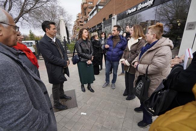 Cuenca y los ediles del PSOE con vecinos de Albayda.