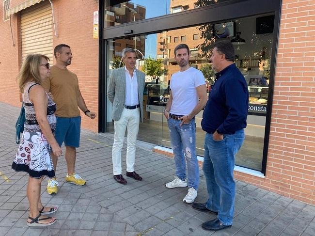 Visita de los representantes del PP al barrio de Albayda.