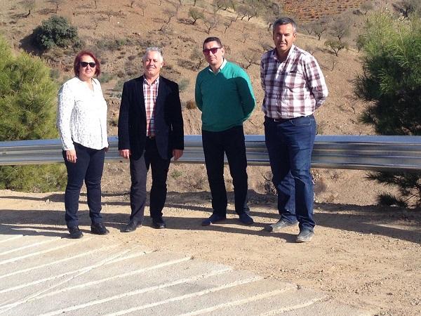 El diputado provincial de Obras en su visita al camino acondicionado.