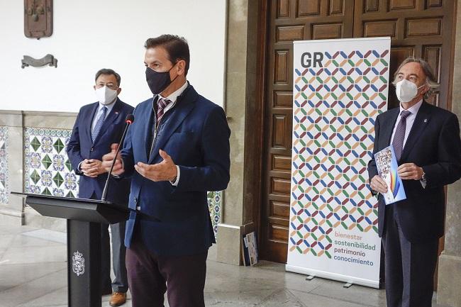 El alcalde de Granada, en un acto con el delegado de Salud. El alcalde de Granada, en un acto con el delegado de Salud.