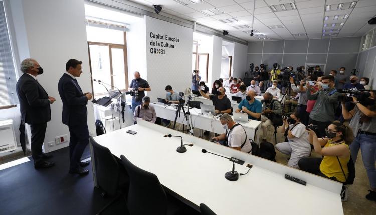 Luis Salvador, junto a José Antonio Huertas, el único edil que le apoya, en su comparecencia ante los medios.