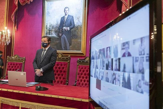 Luis Salvador al inicio del pleno en el que se guarda un minuto de silencio por las víctimas de la violencia machista. Luis Salvador al inicio del pleno en el que se guarda un minuto de silencio por las víctimas de la violencia machista.