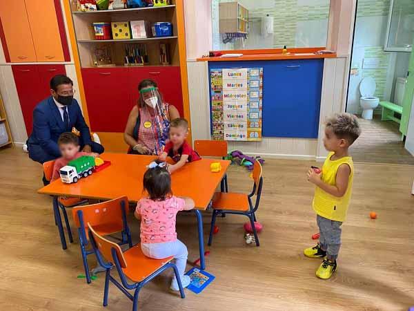 El alcalde en su visita a una escuela infantil este martes. 