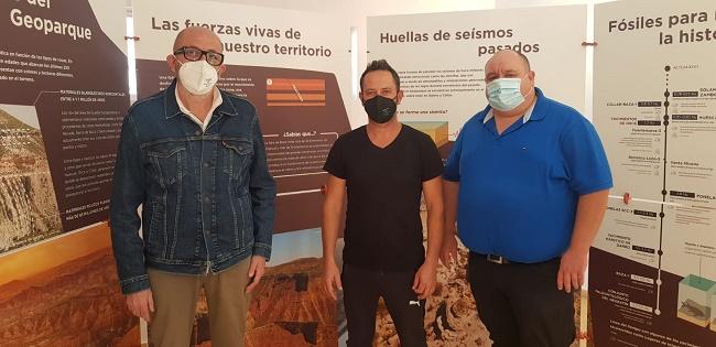 El alcalde pedáneo de Paulenca co los dos ediles de Cs en Guadix.