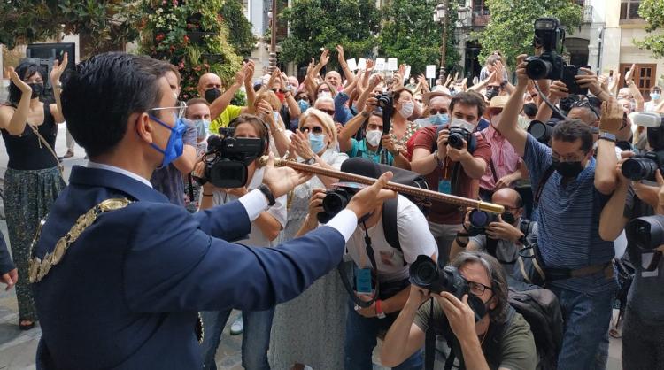 Cuenca ofrece el bastón de mando a la ciudadanía.