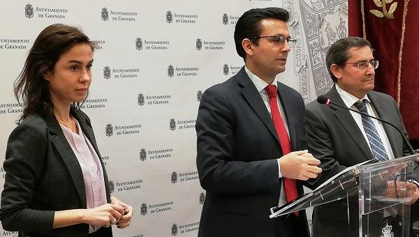 El alcalde, en rueda de prensa, con el presidente de la Diputación y la presidenta de Adif.