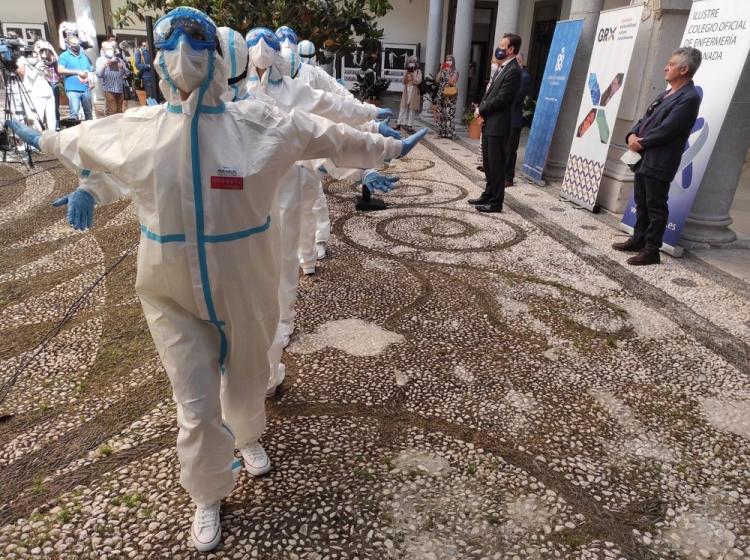 El alcalde en la inauguración en el patio del Ayuntamiento de una exposición sobre el trabajo de Enfermería durante la pandemia.