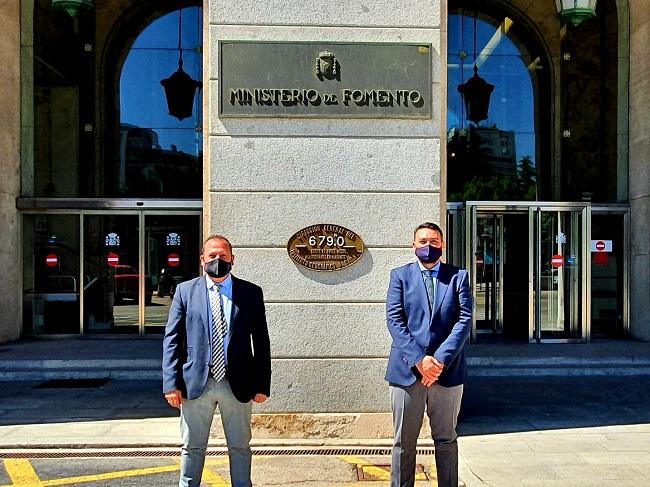En la foto, los alcaldes de Cúllar Vega y Vegas del Genil ayer, antes de la reunión celebrada en el Ministerio de Transportes, Movilidad y Agenda Urbana.