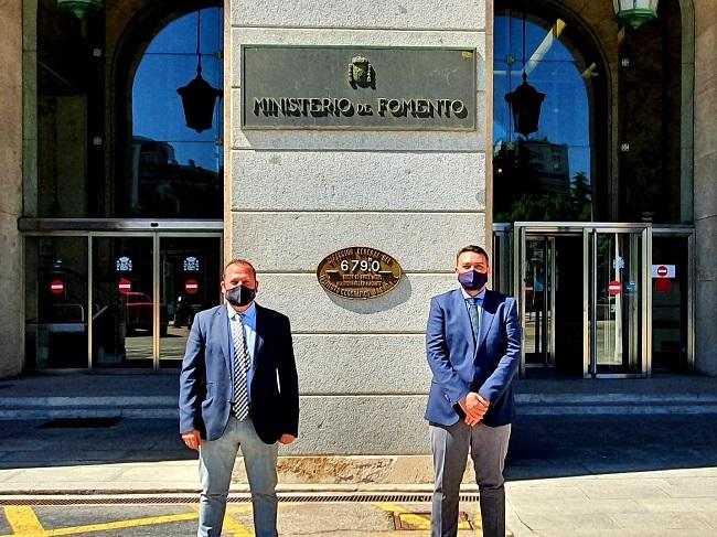 En la foto, los alcaldes de Cúllar Vega y Vegas del Genil ayer, antes de la reunión celebrada en el Ministerio de Transportes, Movilidad y Agenda Urbana. 