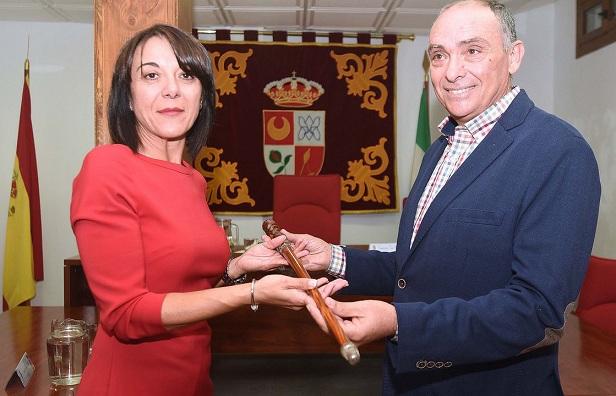 Mº Dolores Pastor recibe el bastón de mando de manos de Manuel Escobosa.