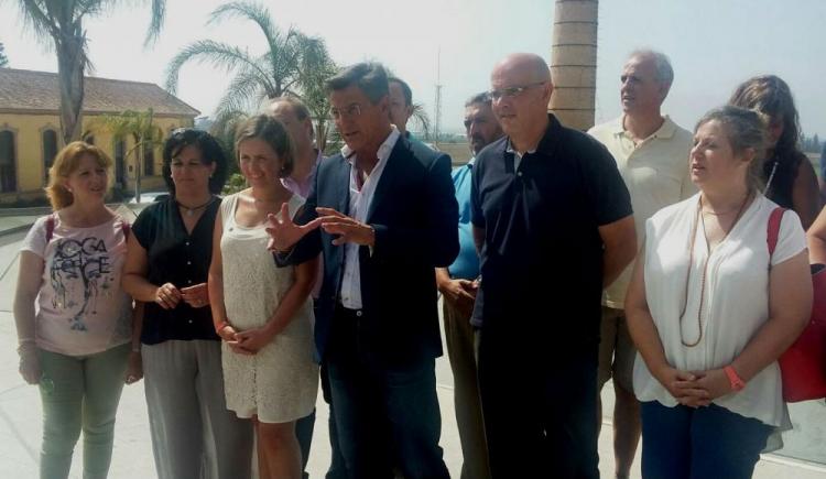 Luis Salvador, junto a miembros del subcomité de Ciudadanos en Granada. Luis Salvador, junto a miembros del subcomité de Ciudadanos en Granada.