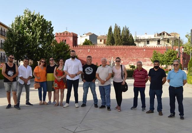 Chus Fernández, con sus compañeros de IU de Alhama.