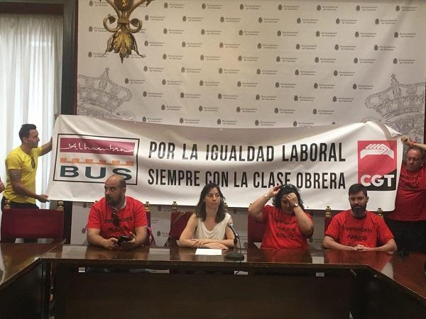 La concejala Marta Gutiérrez con trabajadores de Alhambra Bus.