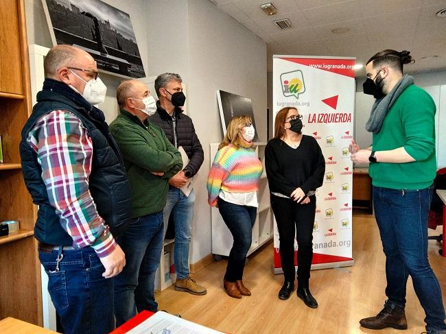 El parlamentario Jesús Fernández, con representantes de la plantilla de la Alhambra.