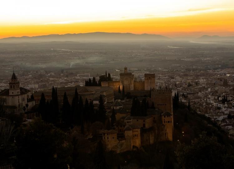 Imagen de la Alhambra con la ciudad de Granada y parte de la Vega de fondo.