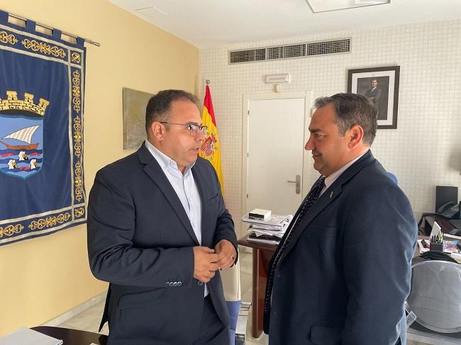 El diputado de Asistencia a Municipios (dcha.) con el alcalde de Almuñécar.