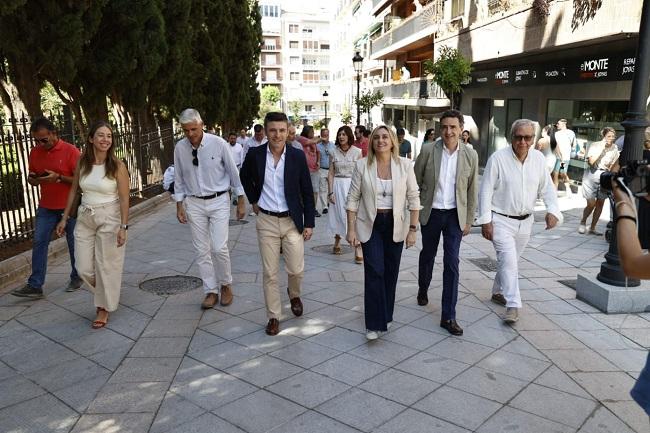 La alcaldesa y concejales del gobierno municipal en la visita a Divina Pastora, donde se han ejecutado obras.