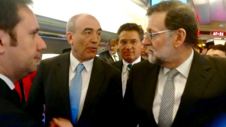 Luis Salvador, con Mariano Rajoy Manuel Niño, en el viaje del AVE que ha conmemorado el 25 aniversario de la Alta Velocidad en España. 