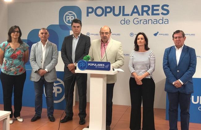 Pérez, junto a diputados y senadores de su partido por Granada. Pérez, junto a diputados y senadores de su partido por Granada.